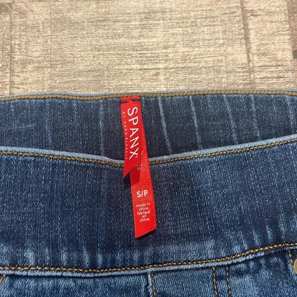 SPANX - MEDIUM WASH DENIM LEGGING - Distressed - Size Small - Gently Used!! - Picture 6 of 9